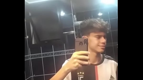 CAIU NA NET NOVINHO DE TOALHA MOSTRANDO O CU