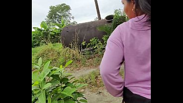 se ecxita en publico extremadamente arriesgado mientras pasa la gente