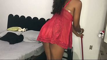 Essa empregada sexy montou em mim com sede, fez um boquete daquele que engole cada cent&iacute_metro do meu pau e n&atilde_o parou at&eacute_ sugar a &uacute_ltima gota