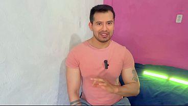 Recepcionista colombiano del hotel rellenandole el culo al huesped venezolano! ambos se llenaron el culo de leche a pelo. Relato sexual