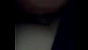 Peguei o novinho no flagra batendo punheta no estoque e ele me botou pra mamar escondido