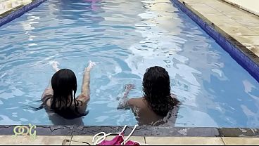 Quando minha amiga me chama pra fuder na piscina eu n&atilde_o resisto