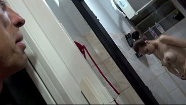 Espiando a novinha no banho