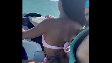 Novinha Safada, deixou marido na areia e fudeu com o instrutor no Jetski