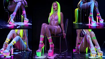 Hei&szlig_e Girls zeigen Ihre High-Heels und lassen sich Ihre F&uuml_&szlig_e und Ihren ganzen K&ouml_rper vollspritzen. Verr&uuml_ckte Spermasch&uuml_sse in Neonlicht.