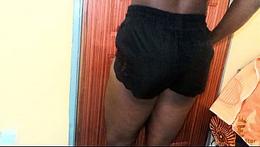 Une jeune femme africaine invite un Sugar Daddy dans sa chambre