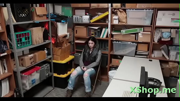 Cunning honey Amilia Onyx flirts and gets licked