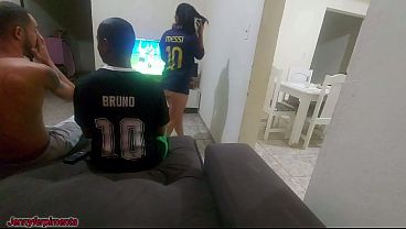 tive que fazer sexo com amigo do meu marido por causa de uma aposta, mas fiquei com tes&atilde_o e acabei fazendo DP com os dois