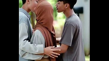 Gadis remaja cantik indonesia berciuman dengan dua pria