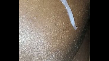 Olha o neg&atilde_o da rola grande gozando muito em plena madrugada