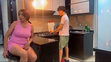 Shh que el cornudo se da cuenta. Mi marido esta distra&iacute_do y mi vecino me folla muy duro