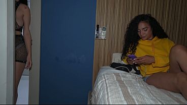 Follando con el novio de mi mejor amiga en su cuarto, sera que nos pilla?