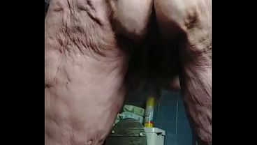 Oma neukt harige kut met dildo