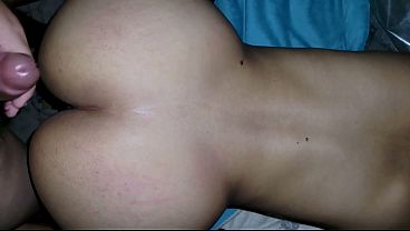 COGIENDO A MAM&Aacute_ SOLTERA MIENTRAS SUS HIJOS JUEGAN EN EL PATIO!!! CULONA LATINA EN CUATRO! PUTA MOROCHA!!