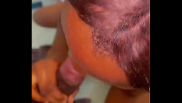 elle suce la bite comme une reine