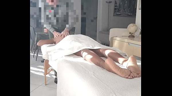 Prank , je me fais pi&eacute_ger par un FAN Qui finit par me baiser hard ...