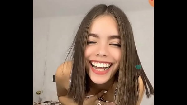 Novinha linda querendo se mostrar na live