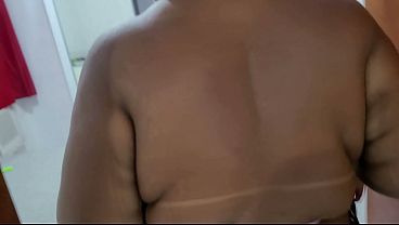 Estava me exibindo na praia quando conheci um rapaz levei ele pra casa e acabamos fudendo