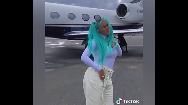 Culo y tetas de Karol G