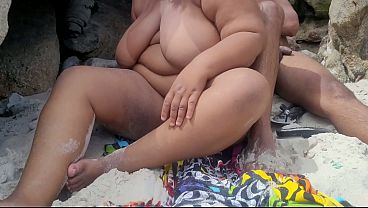 Aproveitando a praia de abrico ( nudismo) para me exibir gostoso e gozar muito