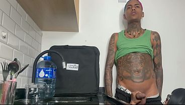 Cheguei do trabalho cansado e na faxineira novinha de 18 anos falou que ia me dar bocetinha