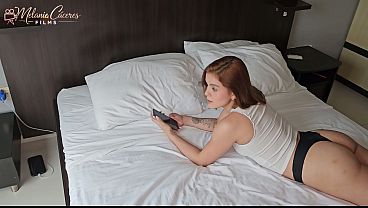 hermanastra petite es follada por una buena verga despues de ser bien coqueta - Melanie Caceres