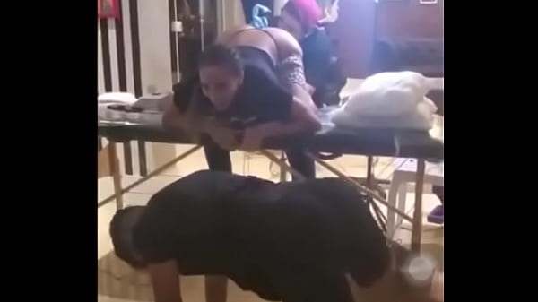 Anita faz tatuagem no Cu