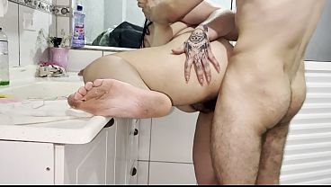 Fudi com minha amiga da buceta peluda na cozinha ate gozar dentro da buceta dela