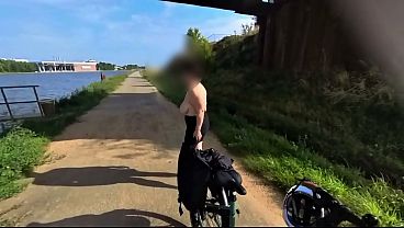 Un milf avec de gros nichons naturels fait du v&eacute_lo compl&eacute_tement nue.