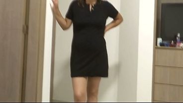 I please my friend and masturbate next to her stepson, a huge load in my pussy.