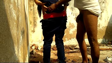 दोस्त की सौतेली मां को जंगल में मूतते हुए देखा फिर घोड़ी बनाकर चुदाई