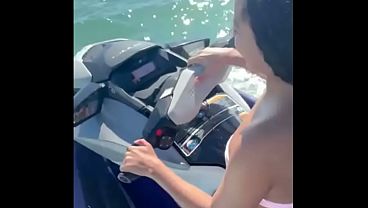 Novinha Safada, deixou marido na areia e fudeu com o instrutor no Jetski