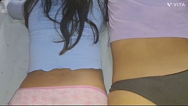 Dos culitos deliciosos se mojan muchisimo