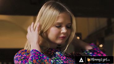 MOMMYS GIRL - Petite SQUIRTER Coco Lovelock Keeps Splashing On Upside Down MILF Lauren Phillips