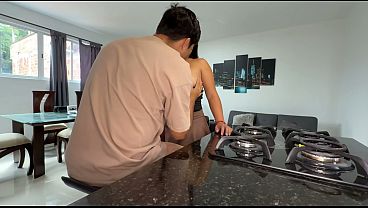 compa&ntilde_ero de cuarto me folla duro en la cocina