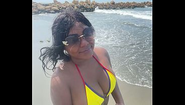 Hermanastra le gusta tener sexo en la playa con desconocidos