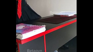 Garotinha com peitos grandes brinca com seu professor