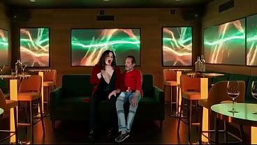 Cuando el club de Karaoke quedo casi vacio, masturb&eacute_ al gerente mientras mi marido miraba