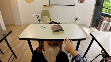 La profesora cachonda se folla al representante de su alumna