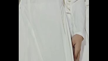 A beautiful lady in traditional Vietnamese attire in a foreign land- Nữ sinh &Aacute_o D&agrave_i