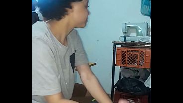 Trio caliente !! Mi esposa encuentra a su mejor amiga chupandome el pen&eacute_ y se une. Hacemos un tr&iacute_o genial.