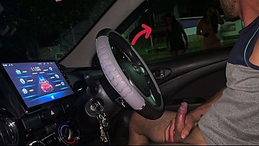 Punheta arriscada para duas morenas na rua