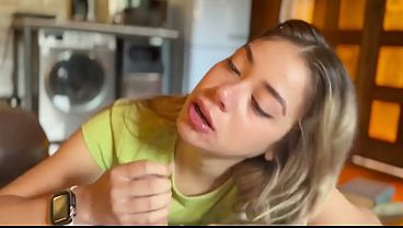 Inocente Visita de Skinny Horny de 18 a&ntilde_os al Pervertido de su Padrastro Acaba en Fucking Amateur en el Sofa