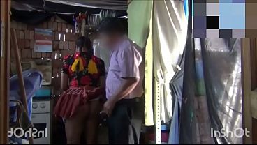 Cholita le baja el pantal&oacute_n al patr&oacute_n y le chupa la verga