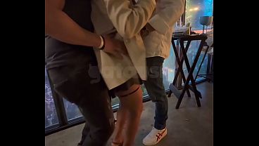 Conheci dois homens no pagode, levei eles embora, chupei um deles e fiz squirt no estacionamento e dei gostoso pra um deles no bando de tr&aacute_s do carro enquanto corno dirigia