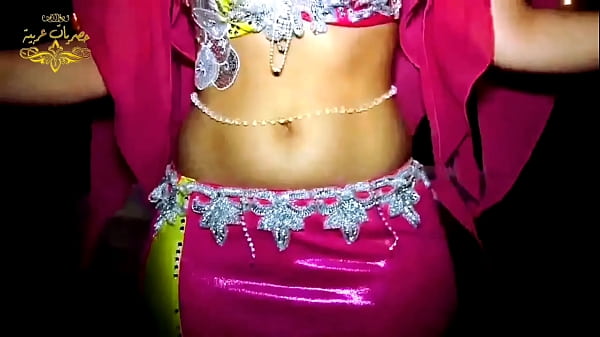 الرقاصة هيلا رقص شرقي فاحش على الطبلة في الشارع