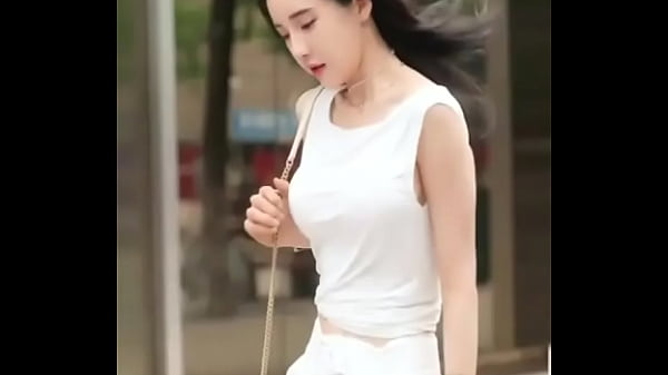 性感尤物潘南奎街拍露点，差点被摄影师占了便宜