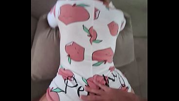 Fingi que estava descansando para o amigo do meu marido chegar junto...