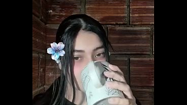 Gomez se masturba y se toca sus grandes tetas