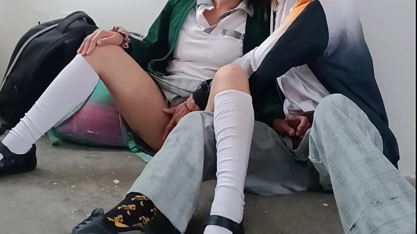 En la bodega del colegio se ensartan a la mas putita del colegio ( Las de 3ro son las mas pirujas)